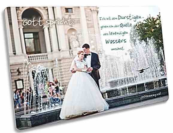 Jahreslosung 2018 Postkarte - Motiv: Brautpaar vor Brunnen
