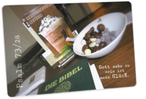 Christliche Postkarte: Bibel & Süßigkeiten auf Café-Tisch - Psalm 73,28