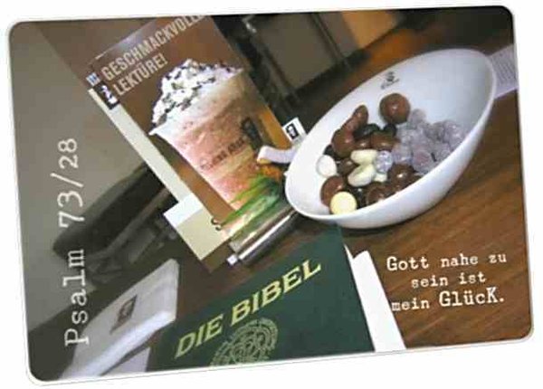 Jahreslosung Postkarte für 2014 - "Bibel & Süßigkeiten auf Café-Tisch“