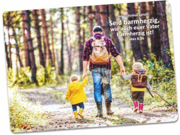 Jahreslosung 2021 Postkarte: Vater auf Wanderung mit seinen Kindern
