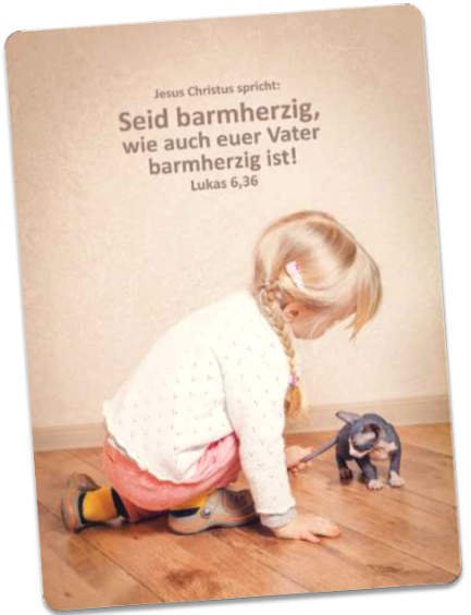 Jahreslosung 2021 Postkarte: Mit Kätzchen spielendes Mädchen