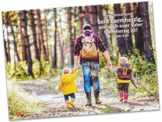 Jahreslosung 2021 Faltkarte - Vater auf Wanderung mit seinen Kindern