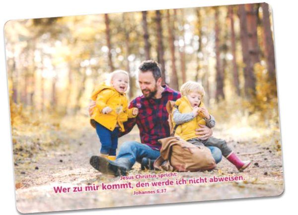 Postkarte Jahreslosung 2022 - Vater hält seine Kinder in den Armen