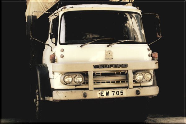 Leinwanddruck: Oldtimer Lastwagen - Bedford Truck KM 1975