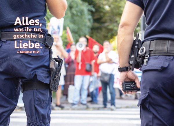 Jahreslosung 2024 Postkarte - Polizisten und Demonstranten